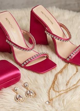 Розовые сатиновые мюли / босоножки prettylittlething на широком каблуке с стразами