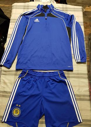 Спортивний одяг adidas.