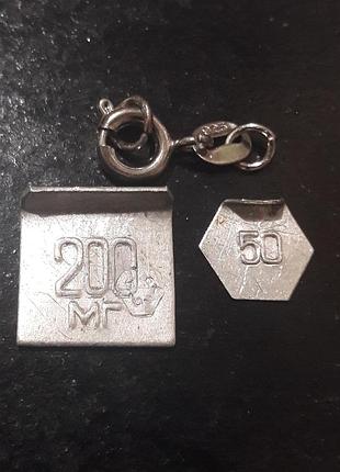 Вітаю! срібний ніжний карабін 925 по колу з петельками! вага 250 мг
заміри на фото!
для тоненьких ланцюжків виглядає гармонійно.