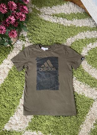 Футболка adidas кольору хакі (оливковий) 7-8 років