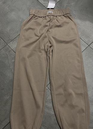 Спортивні штани urban classics бежеві з кишенями та манжетами