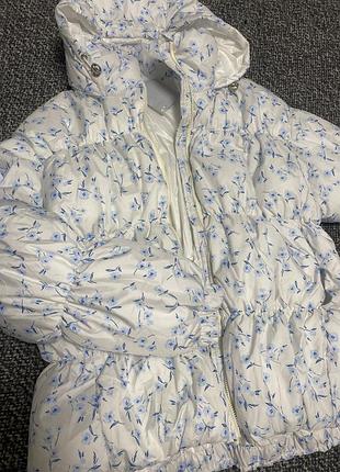 Куртка жіноча дута з капюшоном біла в квіти l-xl
