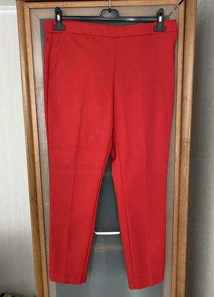 Красные брюки со стрелками