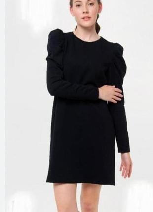 Чорна трикотажна сукня zara з об'ємними рукавами ,розмір s