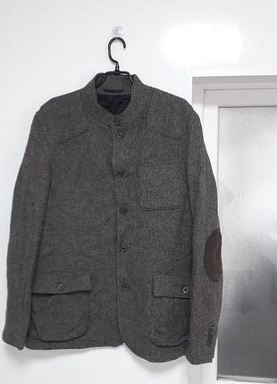 Massimo dutti 
42/xl/50   185 /108a
екстра тонка вовна
чоловічий  піджак сірий в альпійському стилі ,  комір стійка , накладні кишені
ідеальний стан