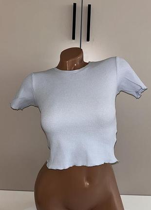 Кроп-топ от бренда pull&bear. это укороченная облегающая футболка нежно-голубого цвета из трикотажа в мелкий рубчик. голубий кроп-топ розмір s