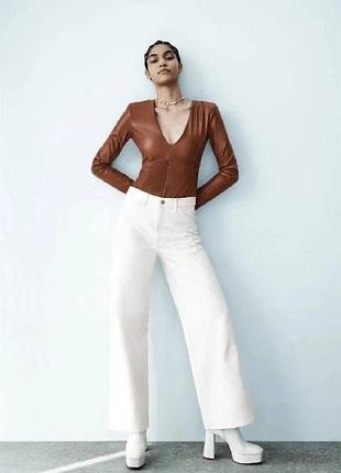 Zara боді з екошкіри на флісі з v-подібним вирізом