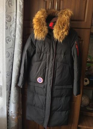Куртка-пуховик canada goose довга чорна з капюшоном та хутром.хутро натуральне.