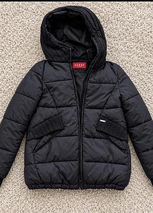 Жіноча зимова/демісезонна стьобана куртка від бренду guess чорного кольору з капюшоном.