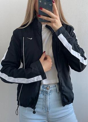 Жіноча легка вітровка nike