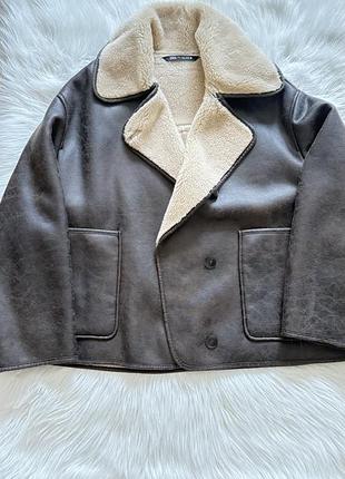 Жіноча дублянка zara з екошкіри коротка коричнева