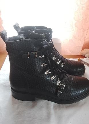 Стильные кожаные ботинки в стиле combat boots / тиснение питон (португалия), р. 41
