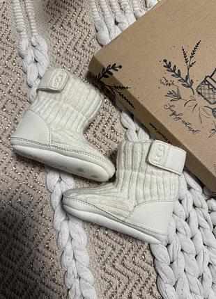 Дитячі пінетки ugg білі в'язані на липучці