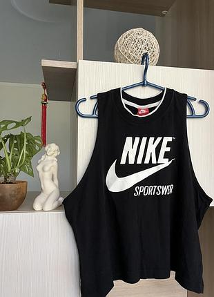 Жіноча вкорочена спортивна майка кроп топ nike sportswear з лого і написом/ крута спортивна вкорочена жіноча майка з бавовни nike