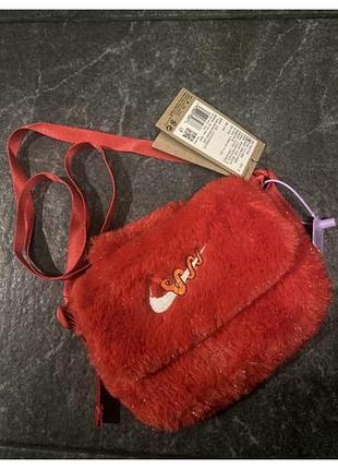 Сумка nike червона зі штучного хутра через плече 21х14х4 см