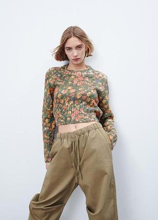 Свитер в цветочный принт zara