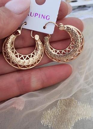 Сережки жіночі xuping кільця з геометричним орнаментом золотисті
