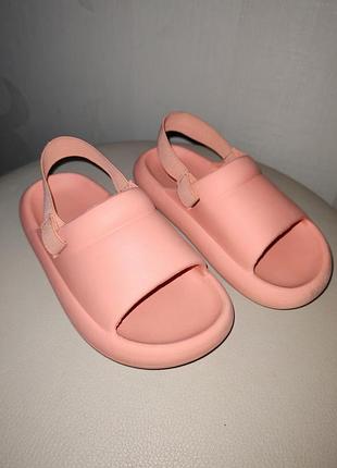 Легкі та зручні шлепанці / босоніжки zara 24 розмір