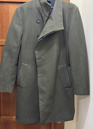 Стильне чоловіче пальто zara. осінь, m