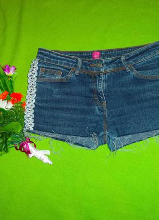 Рвані коротенькі шортики