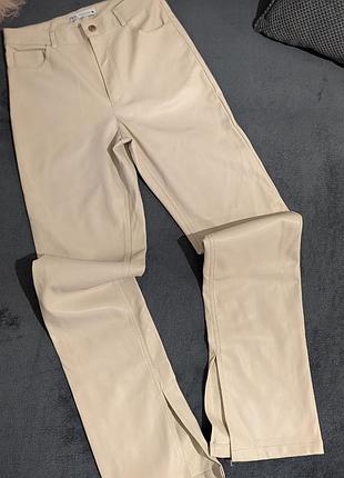 Стильные прямые брюки из экокожи zara (с разрезами снизу) размер s/m