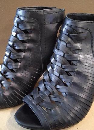 Шкіряні босоніжки vince camuto на конусному підборах.