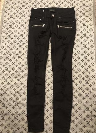 Рваные джинсы