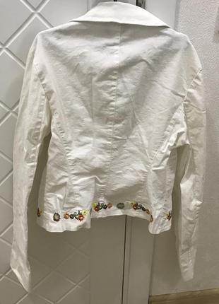 Пиджак белый с цветами2 фото