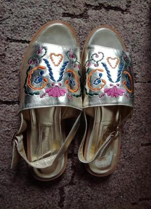 Блестящие босоножки вышитые