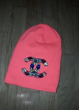 Яскрава шапка розшита камінням.