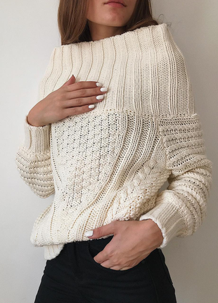 Теплый вязаный шерстяной свитер объемный на плечи3 фото