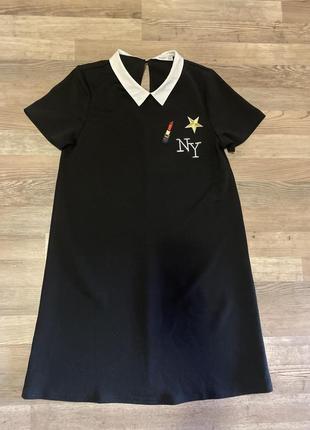 Сукня з нашивками і білим коміром