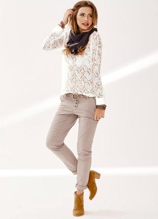 Дуже гарна і стильна брендовий мереживна блузка світлого кольору.