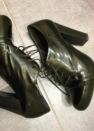 Туфлі ботильйони лакові лаковані