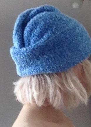Ярко голубая шапочка бини буклированна демисезонная зимняя фактурная люрикс пайетки теплая4 фото
