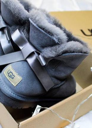 Ugg mini bailey женские сапоги серого цвета с бантиком,натуральная замша и овечья шерсть.2 фото