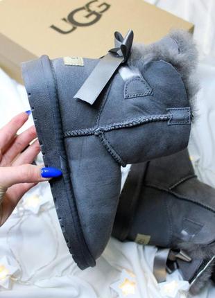 Ugg mini bailey женские сапоги серого цвета с бантиком,натуральная замша и овечья шерсть.1 фото