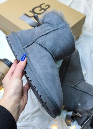 Ugg mini bailey женские сапоги серого цвета с бантиком,натуральная замша и овечья шерсть.8 фото