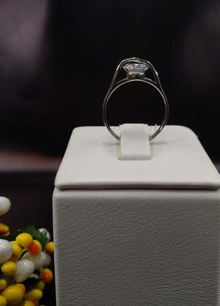 Серебряное кольцо классика с большим камнем фианитом 9256 фото