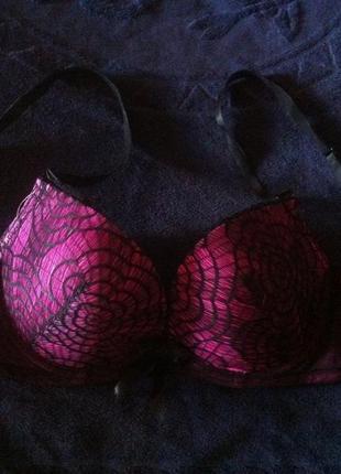 Малиновий бюстгальтер з чорним мереживом