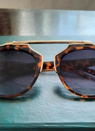 Модные солнцезащитные  очки в леопардовой оправе3 фото