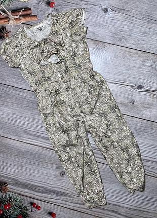 Стильный комбинезон с рюшем