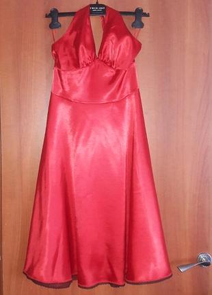 Червоне атласну сукню кльош