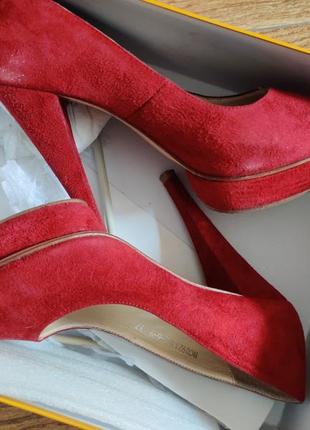 Туфли. червоні туфлі на високому каблуку.