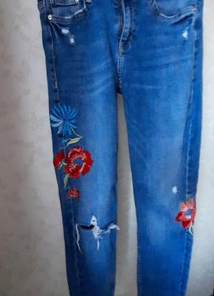 Вузькі джинси скіні по фігурі з квітковою вишивкою від zara4 фото