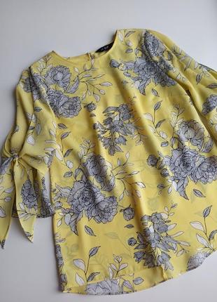 Красива літня блуза в квітковий принт з оригінальними рукавами