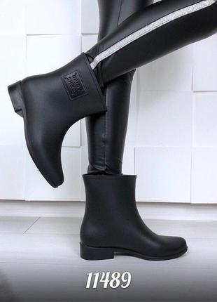 Чорні гумові силіконові чоботи жіночі короткі