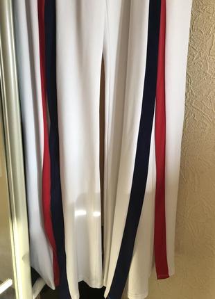 Белоснежные брюки arabella с синей/красной полосами 🤍❤️💙3 фото
