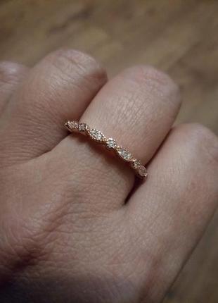 Изысканное серебряное кольцо с фианитами, позолота 18к4 фото