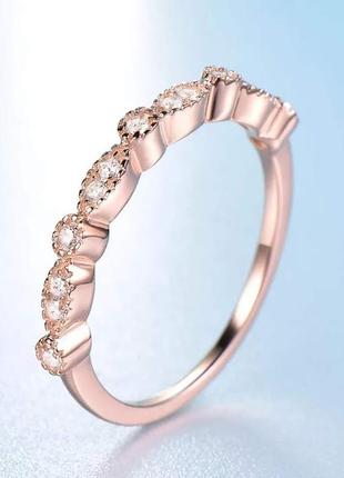 Изысканное серебряное кольцо с фианитами, позолота 18к1 фото